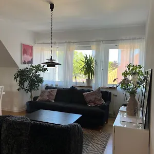 https://rymlig-och-modern-lgenhet-i-villa-perfekt-fr-familjer.hotel-malmo.com